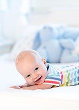 זה זמן בטן: איך מעודדים תינוק לשכב על הבטן ולהרים את הראש